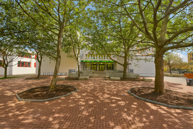 Schulgebäude Frontansicht Schulgebäude Frontansicht